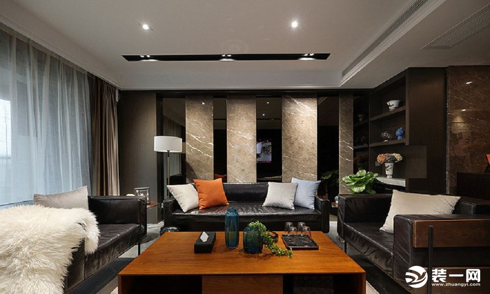 【客厅】客厅是深色基调的设计，凸显自我、张扬个性，几何线条、块面、玻璃、钢、再生材料相互碰撞，整体客