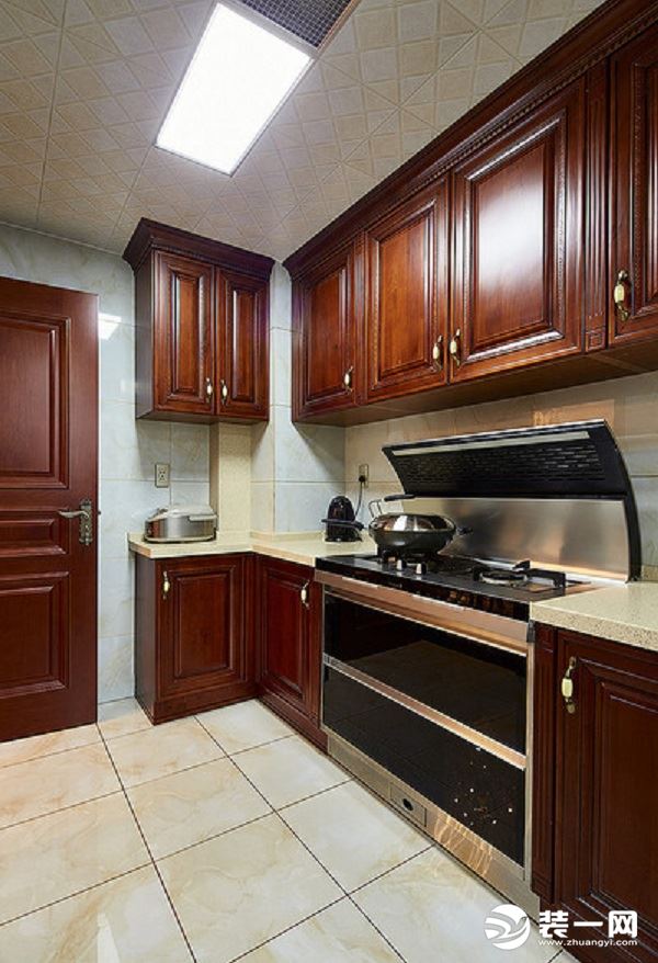 【厨房】厨房以古典的木质橱柜为主，打造了了一个富有古典感的烹饪空间，置身其中能融入到整个家的环境中，