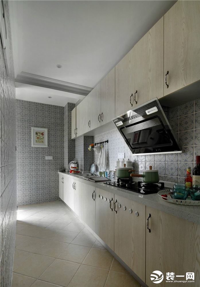 【厨房】厨房属于长廊式的结构，合理利用空间，清新亮丽，宽敞的烹饪空间，花色独特的瓷砖带来了独特的居家