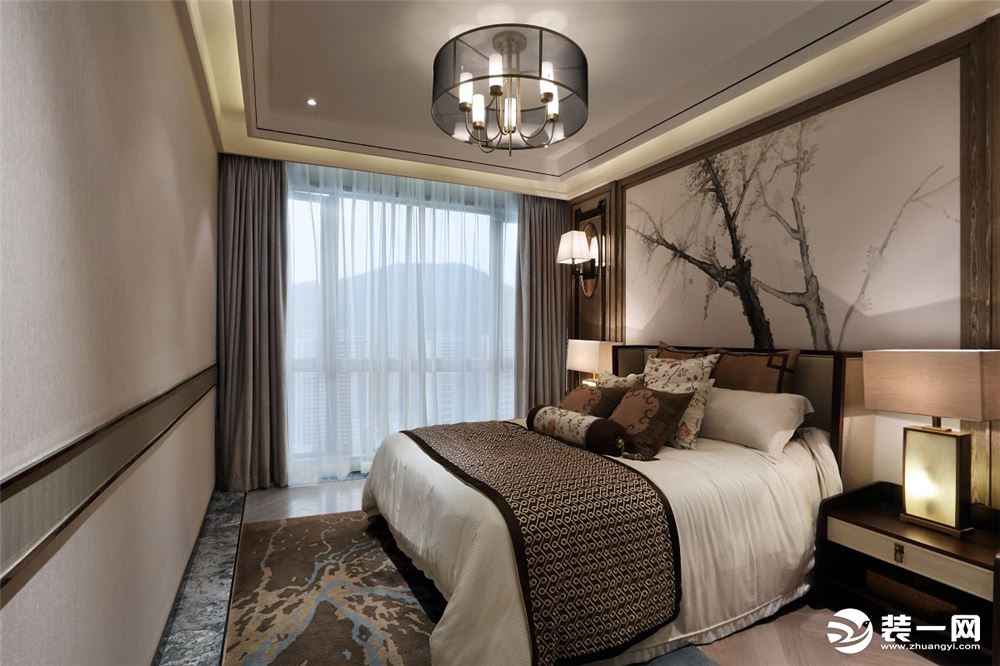 【卧室】卧室简单陈设，以棕色为基调，打造出成熟富有高雅气质的居室，床头背景的水墨画凸显了中式风格的底