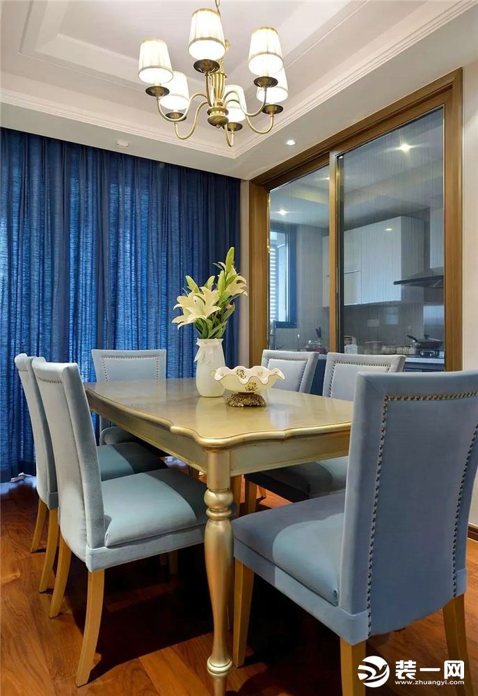 【餐厅】简洁而又明快的餐厅实用美观，淡蓝色的餐椅，美式的餐桌，百合花香散发在餐厅各个角落，带来不同的