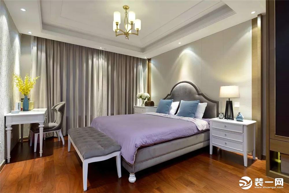 【卧室】美式风格的设计在卧室体现的同样淋漓尽致，舒适的大床，五边形的吊顶带来了层次感，白色家具与黄色