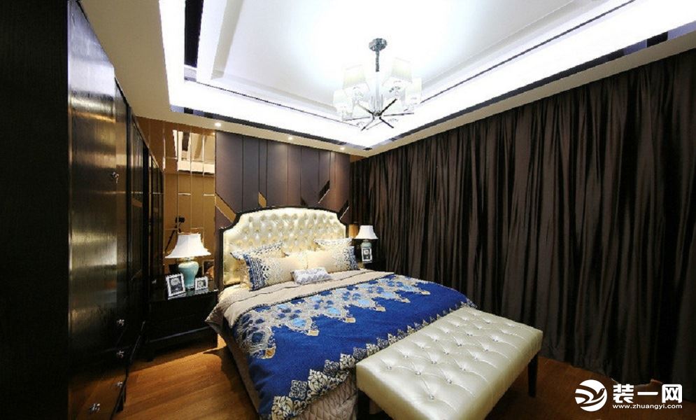 卧室入眼便是深棕色，木质地板有着温暖的气息，以棕黑色为基调，打造出成熟富有高雅气质的居室，整个空间沉