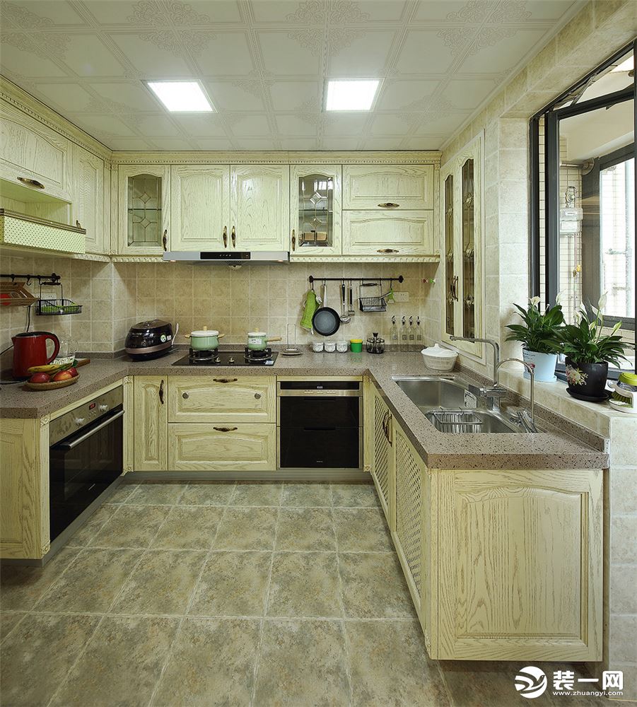 厨房是小U型设计，木质橱柜带来纯净宜人感受，干净开阔的空间，让人顿感舒适与轻松，即使是在厨房，也不会