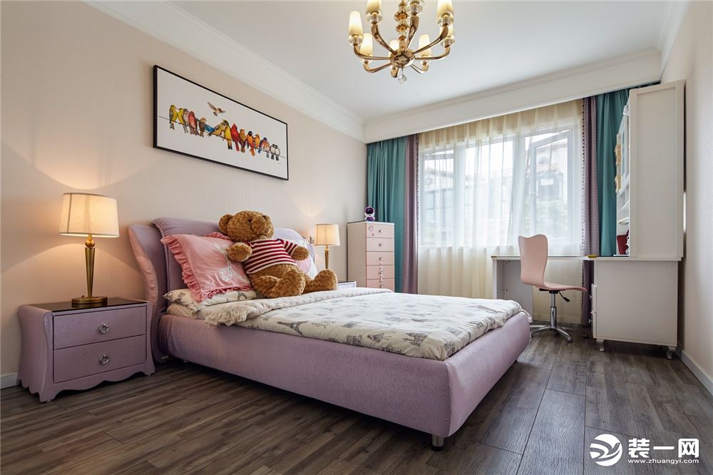 卧室保持与整个居室的整体风格统一，紫罗兰色系的床垫，讲求心灵的舒适度，给人一种扑面而来的清新气息，木