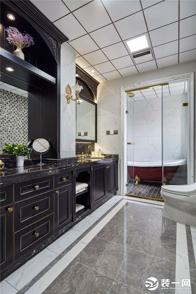 干湿隔离空间，保持居家清爽洁净，浴室柜用高级黑来搭配，金色的边框，宽敞的空间，时尚大气，华丽尊贵，清