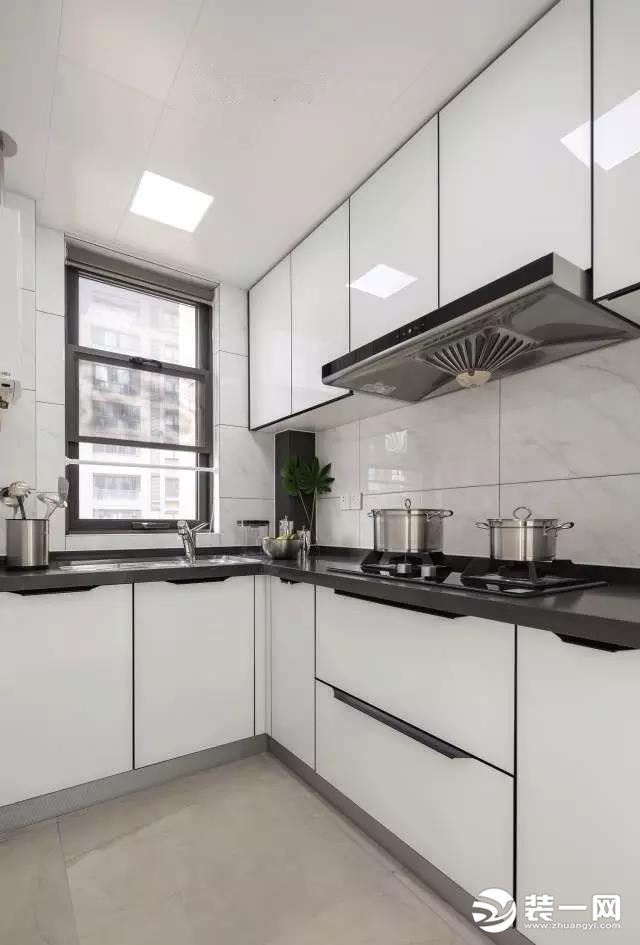 厨房白色橱柜，黑色台面易清洁，干净整洁，厨房带有一个窗户，带来阳光与微风，烹饪美食随心而行。