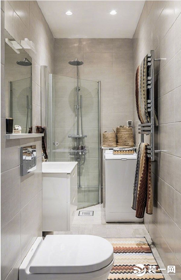 干净整洁的卫生间，干湿隔离的浴室房，使得整个卫生间变的清新雅洁，竹篓收纳，地毯与浴巾和谐统一，简约而