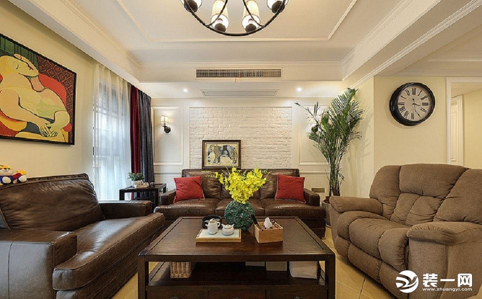 客厅充满美式的格调，松软的沙发，白色基底的装修，搭配俏皮的挂画，点缀以鲜艳的红色，亮丽活跃的黄色花朵