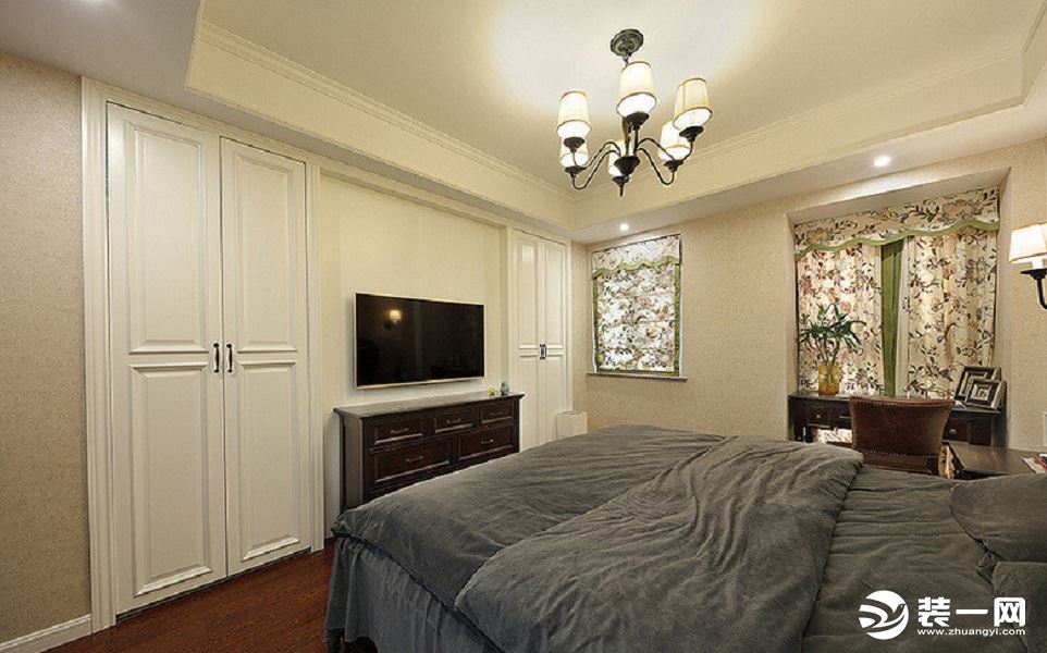 卧室陈设简约，双开门带来不同的居住体验，花色布艺与暖白色的墙面相互融合，于细节处彰显优雅生活，细数光