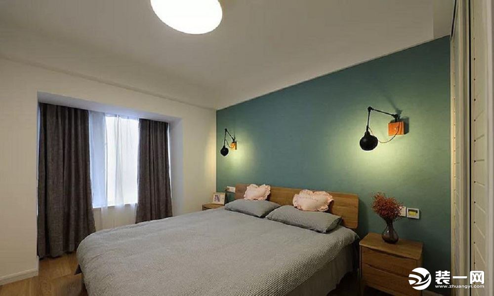 卧室的设计以简单的造型为主，小小的飘窗带来明亮的光线与清新的空气，蓝色背景墙与木地板，构成日式清雅的
