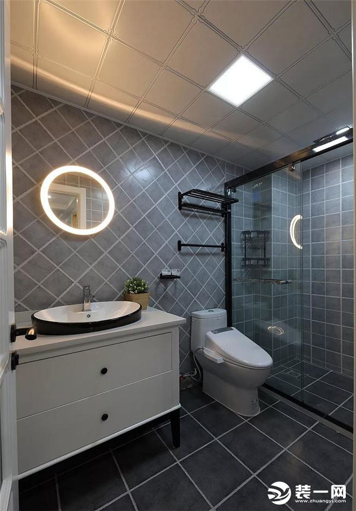青色系的卫生间，玻璃门隔断，干湿分离，自然闲适的简约风，灯光环绕的镜子带来独特的感受。