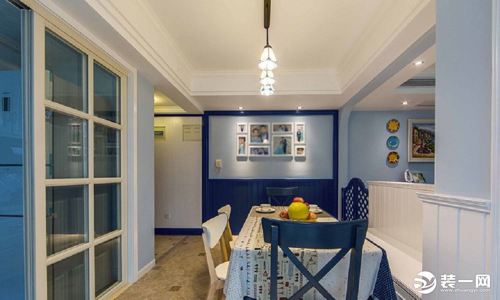 餐厅是一种清新色调的搭配，蓝色餐椅，利用靠墙打造卡座，下面也可以储放物品，合理利用空间，靠近厨房，生