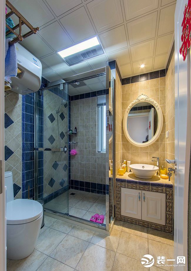 卫生间干湿隔离，一面圆镜和洗面盆，柔和的灯光，宽敞的空间，让独具隐秘与个性，独特的视觉享受与卫浴体验