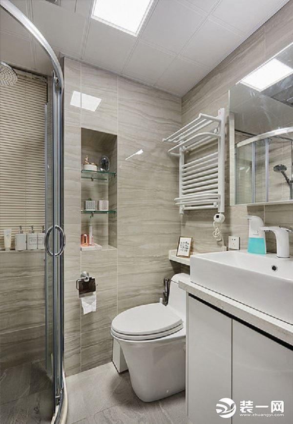 卫生间干净整洁，浴室房干湿隔离，浴室镜兼具收纳功能，不至于让物品杂乱摆放，白色台面，白色橱柜，时尚而