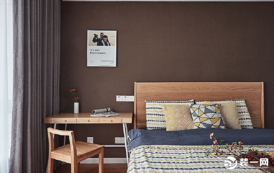 北欧风卧室，简单的装饰画、舒适的床品，一切都以满足主人需求为最优先设计。小小的书桌，再加一层暖灰的隔