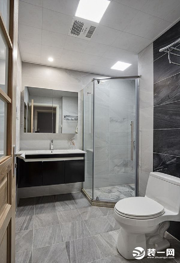 卫生间干湿隔离，宽阔的空间，浴室镜可作为收纳，马桶后面的黑色瓷砖让小小的空间形成对比。