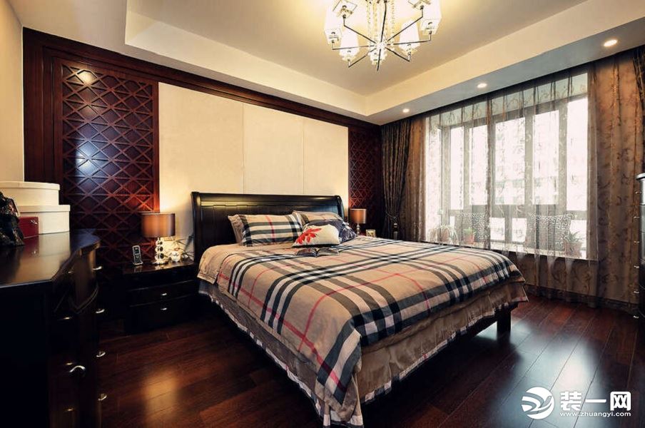  卧室仍然呈现出古色古香，地板与墙面相协调，柔和的灯光，搭配些许中式元素，整个空间沉稳，大气而又不失