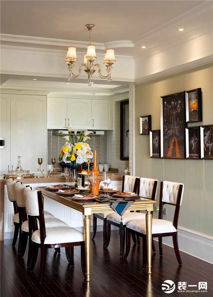 餐桌餐椅，方正独特，在客厅与开放式厨房的中间，深色的地板让空间固定下来，金色吊灯，在愉悦的心境中享用