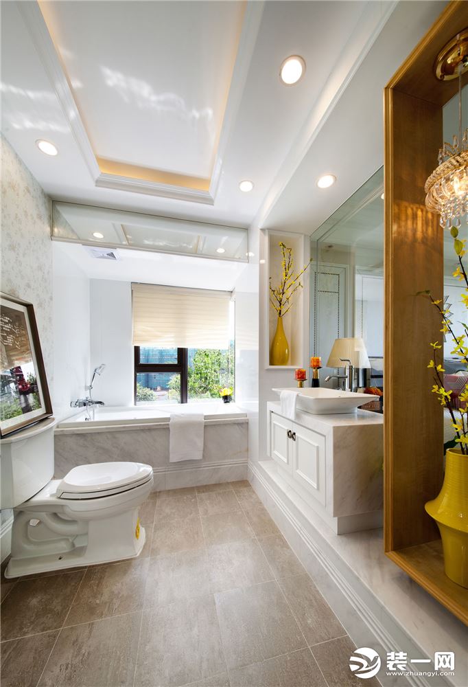 白色基底的卫生间，通透的空间，使得整个卫生间变的清新雅洁，纯白瓷砖的浴室柜浴缸，干净明亮，简约而时尚