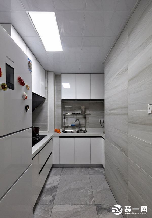 厨房整齐如一，白色橱柜简洁明亮，大面积灰度谐统一，传递着时尚与经典的烹饪时光，让美味散发在空间的每一
