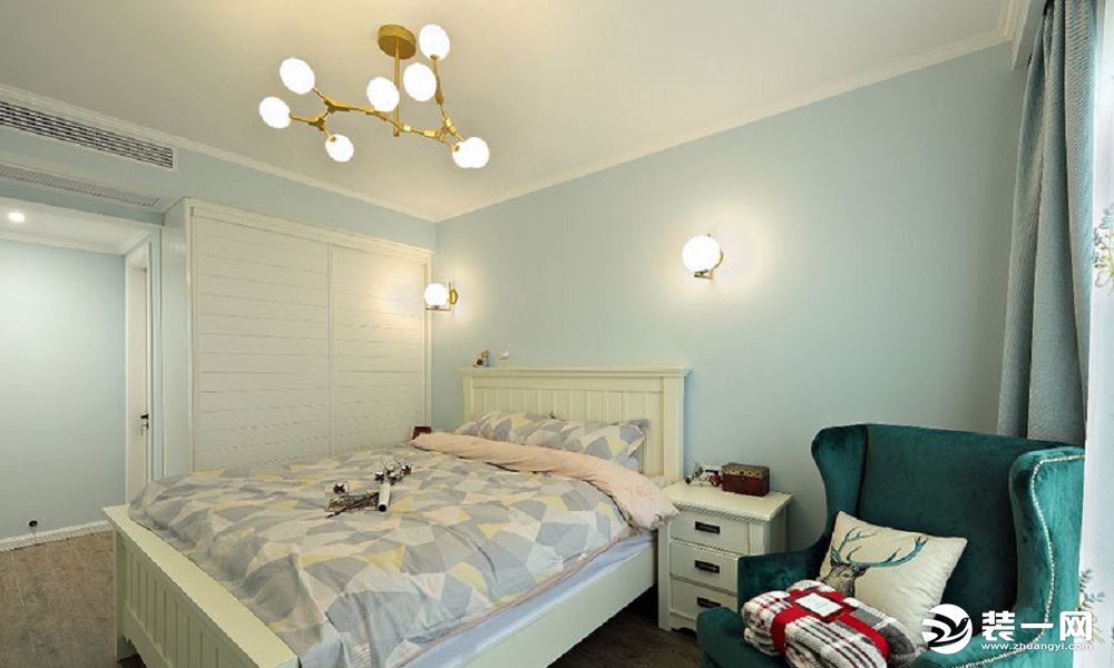 卧室给人舒适温暖的感受，浅色系的清新，深绿色的单人沙发搭配起来恰到好处，枝蔓状的灯，照在房间的每一个