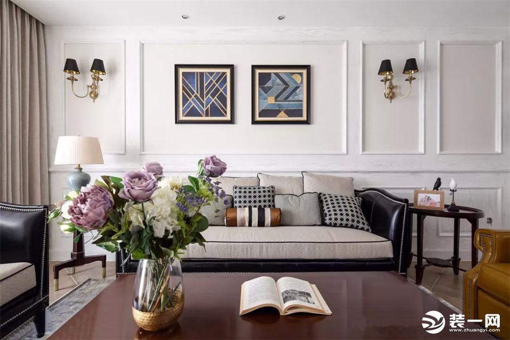 客厅的设计用家具的质感来彰显装修的品味，沙发、茶几与壁灯之类的家具显示出生活的品质，黑、灰、金三种颜