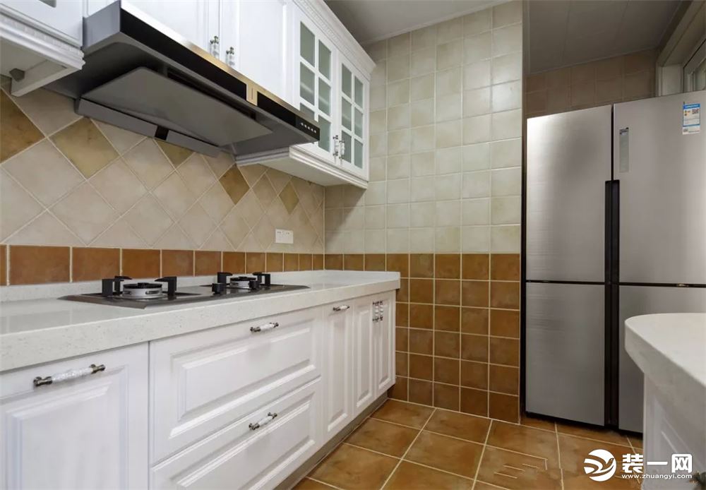 干净整洁的厨房，自然质朴，合理收纳节省了空间，厨房考虑到实用性选择了褐色瓷砖，带来复古雅致的感觉，烹