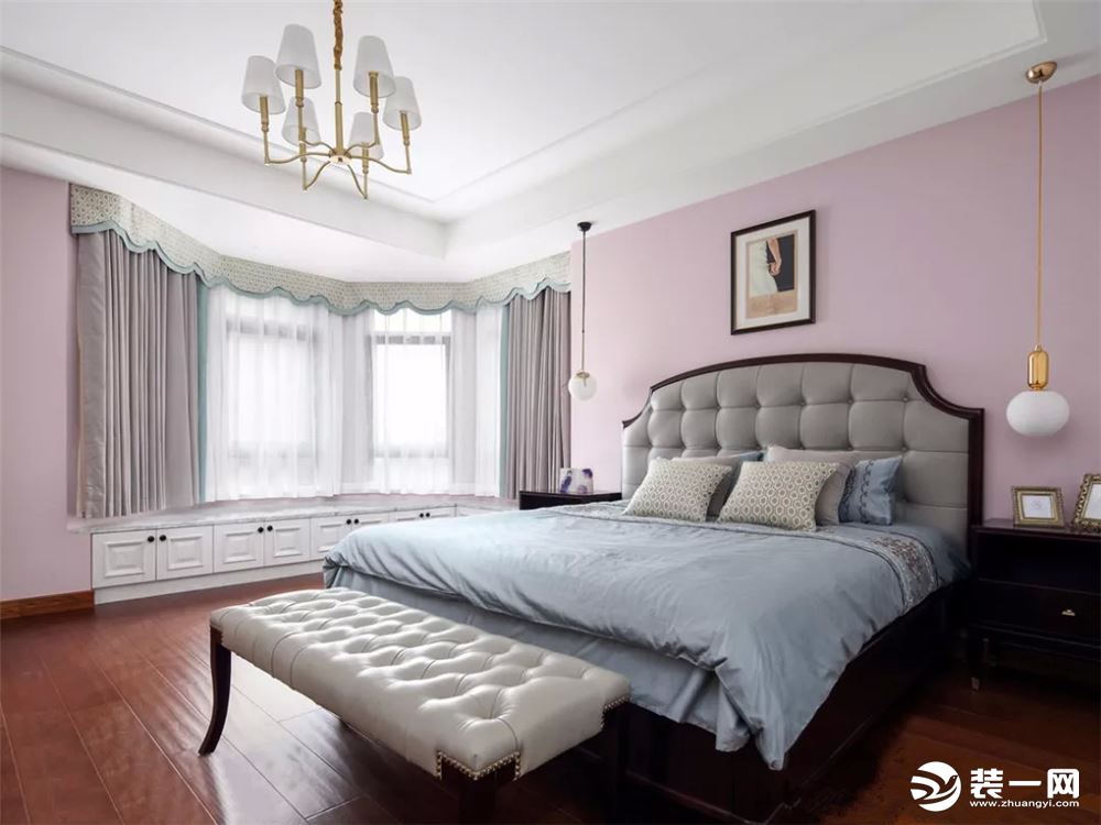 美式风格的设计在卧室得以完美体现，主卧雅致大气，美式大床舒适度满分，飘窗下方做了收纳设计，既实用又美