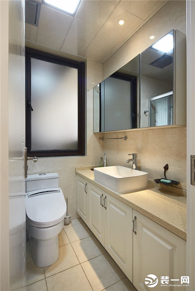 卫生间有着干湿隔离的空间，宽敞大气，柔和的灯光，整洁的装饰，在大浴室镜的衬托下显得更加耀眼。