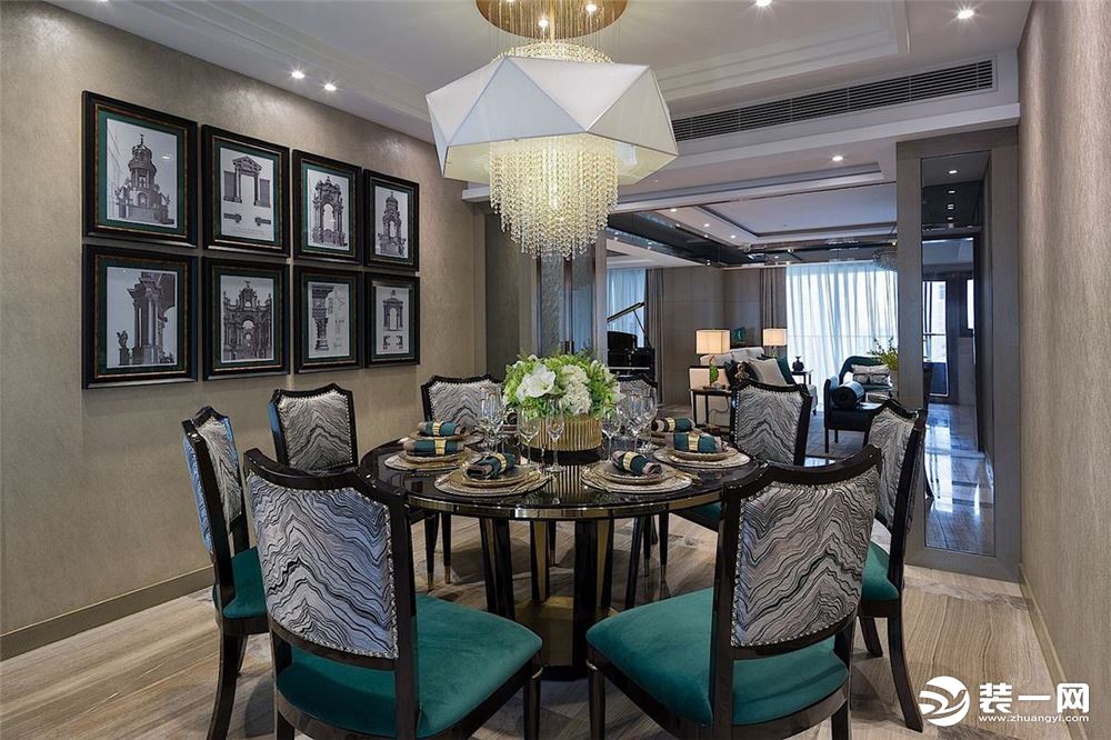 餐厅与家居空间连为一体，圆形的餐桌富有格调，桌椅配套，搭配华丽的餐具，轻奢的生活由此显现，水晶条状的