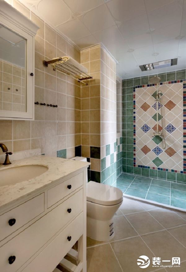 卫生间有着干湿隔离的空间，宽敞大气，米色的浴室柜层次分明，紧致收纳，清新色调的不同瓷砖搭配，带来不一