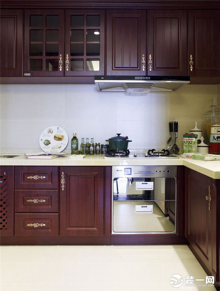 具有古典气息的厨房干净整洁，橱柜合理收纳节省了空间，居家生活健康雅洁，烹饪美食空间广阔，打造了精致的