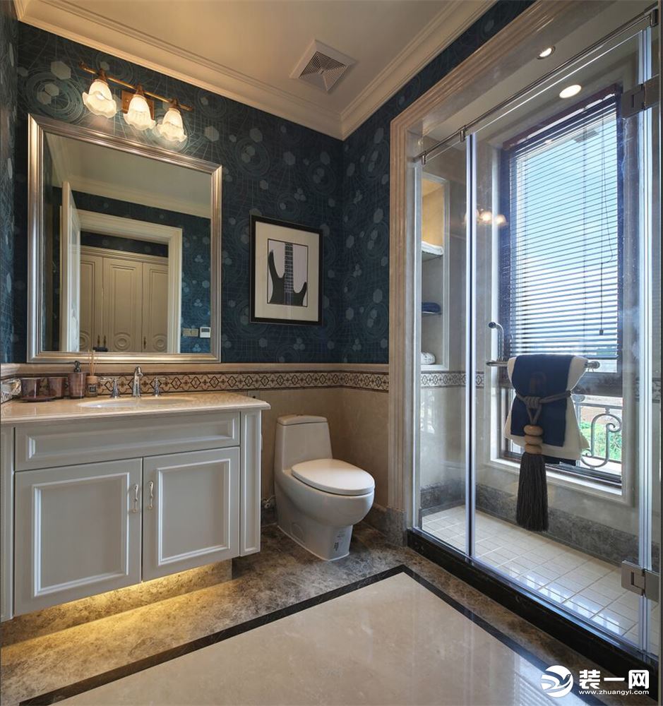 卫生间有着干湿隔离的空间，宽敞大气，蓝色的瓷砖相间，简练的搭配，使得空间优雅大气，内接洗浴之处，彰显