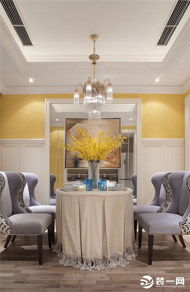 餐厅与客厅完美的融为一体，黄白色墙面中间一面反光镜，让视觉得以延伸，紫罗兰的舒适餐椅，让人不禁沉浸在