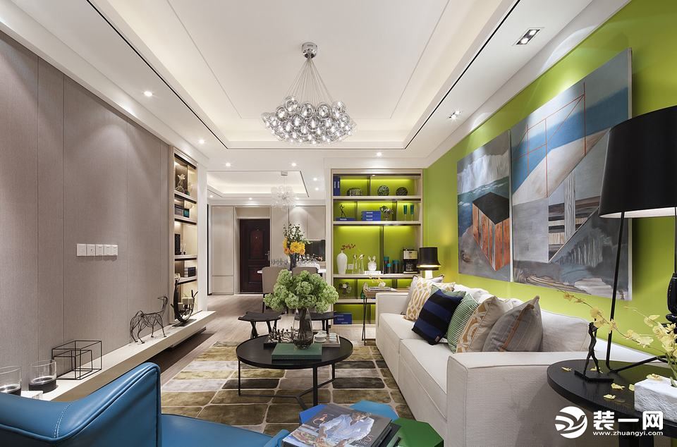 客厅一面灰色一面绿色，有着不同的视觉感受，水彩画和组合布艺沙发和黑色茶几让整个空间有了文艺的感觉，绿