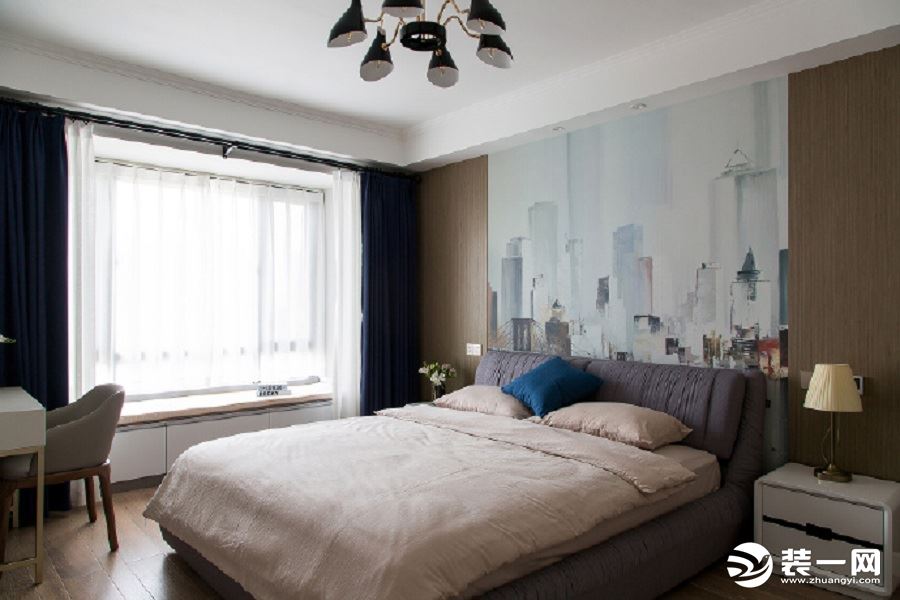 卧室简单明了，明快清爽，宽敞的飘窗设计可以在此聊天与观赏美景，增添了温馨的氛围与格调。