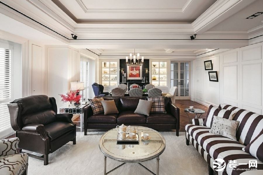 客厅光线充足，视野开阔，皮质沙发和条纹沙发，复古的颜色搭配给人成熟稳重感，展现出独特的美式风挌，家具