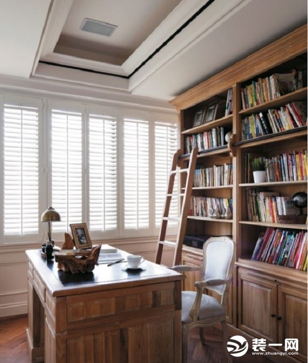 木质书柜和书桌打造出室内的书香气质，光线充足，有复古美式的独特气息，同时也营造出一种乡村美式风。