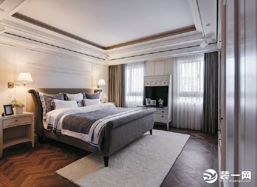 卧室延续新美式时尚的风情展演，情境舒适而温馨，采用木质地板，配上白色绒面地毯，不过分张扬但兼具轻奢风