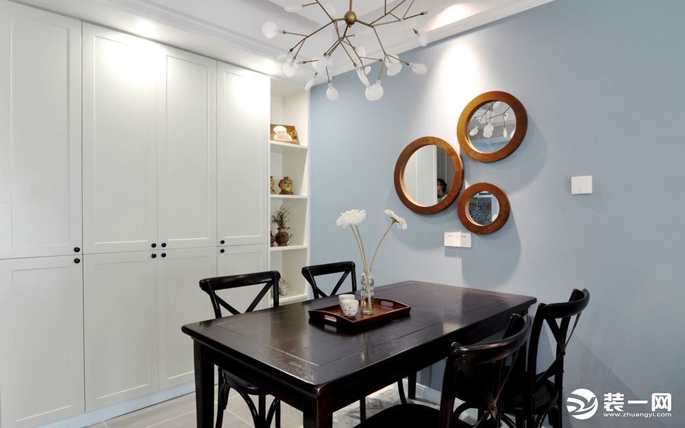 檀木色桌子、白色橱柜、浅蓝色墙，深色与浅色的完美配合，在小清新的氛围中就餐，胃口也能更好。桌上的清新