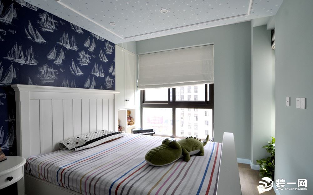 次卧还是运用北欧最爱的原色使用，鲜艳的纯色，大面积实用。薄荷色的墙面，深蓝色背景墙，白色大床，蓝白红