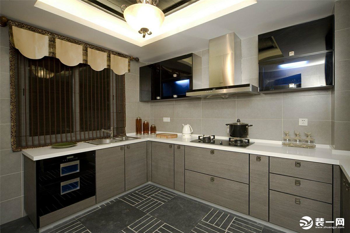 整体基调的厨房简单大气，一体柜搭配上钢质把手更加高端大气，灰色的背景墙面配上不锈钢置物架形成对比，更