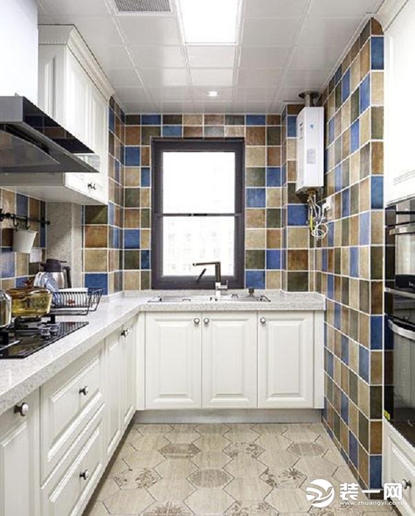 厨房墙砖跳色平铺整个墙面，与白色的橱柜成反比，一个跳跃一个灵动，一个干净整齐一个色彩丰富，小空间大装