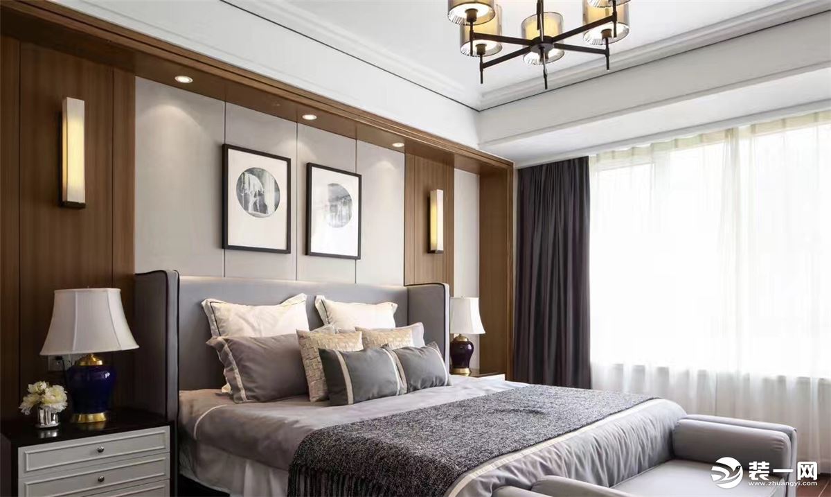 优雅的灰色从窗帘一直延伸到床上，用床头背景墙来提亮整个空间的色调，给人一种冷静的温馨舒适感。床头的小