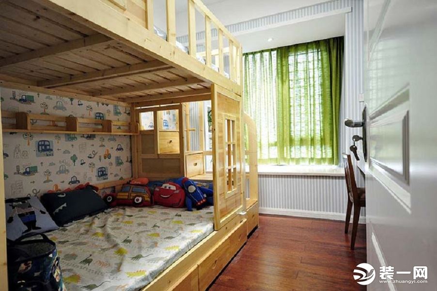 儿童房空间比较小，摆了床位一个书桌就占据了能用的所以空间，于是在设计的时候就采用了上下铺的形式，上下