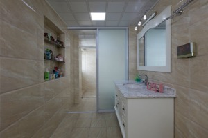 卫生间的干湿两区较为明显，内嵌式置物架能够节省更多的空间，淋浴房的设计则可以避免流水的外溢，保持卫生
