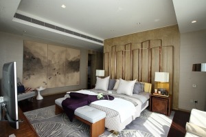 卧室的设计增添了一些中国水墨元素，将古典融入其中，但在家具造型的设计和选择上仍然以简约为主。