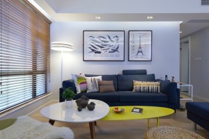柔软而舒适的沙发和那造型特异的茶几，所有的家具、主材均由业主于一站式卖场中亲自挑选。