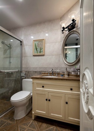 卫生间的设计充分应用了空间，洗手台面采用大理石材料，并未与地面相贴的浴柜能够避免受潮而损伤。